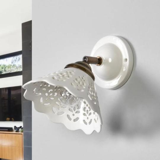 stredomorsky medeny klasicky stenovy svietidlo keramika prikryvka s dierkami krajkovany vidiecky rustikalny svietnik kuchyna obyvacka jedalen osvetlenie chodba schodisko vidiecky dom medeny vintage lampy lampe obchod retazovy tram.jpg